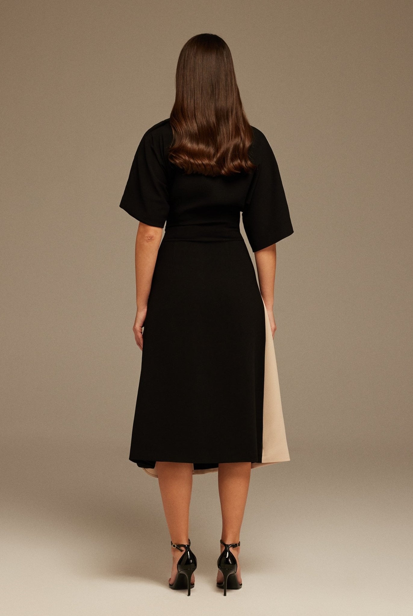 Black & Beige Short Sleeve Midi Crepe Dress - shopaleena