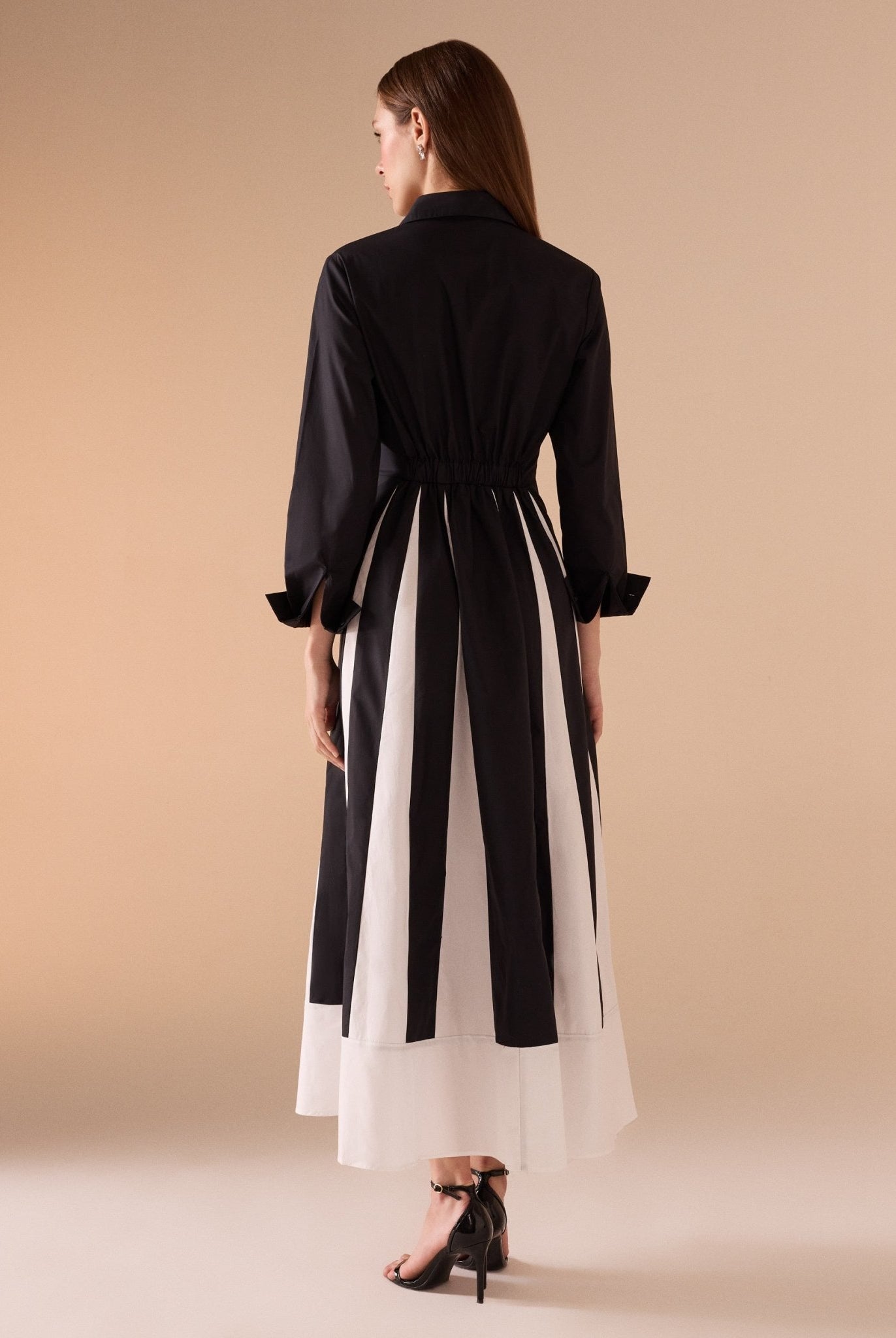 فستان ماكسي أسود وأبيض بأكمام طويلة وقصة A - shopaleena