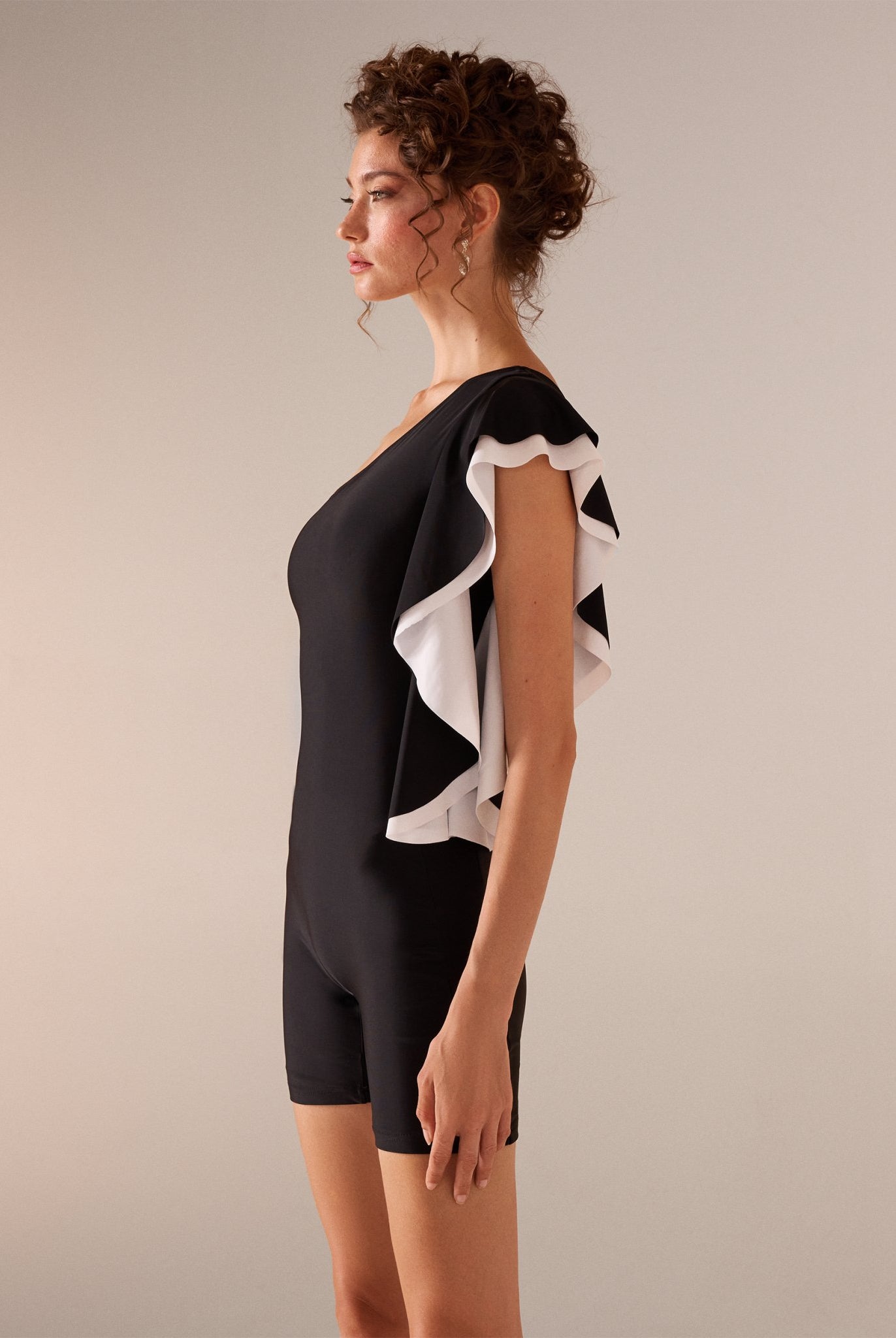 مايوه أسود بكتف واحد مزين بالكشكش - shopaleena