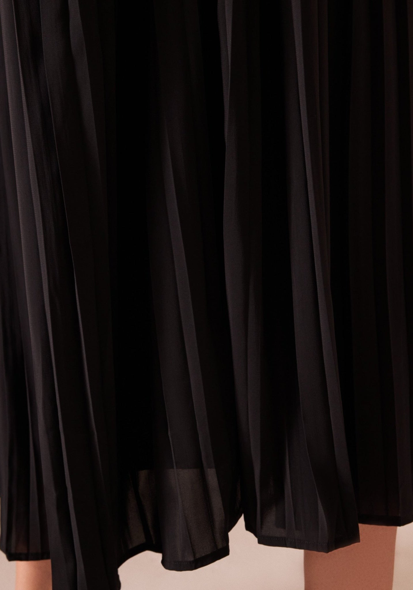Sleeveless Crepe Pleated Dress - shopaleena