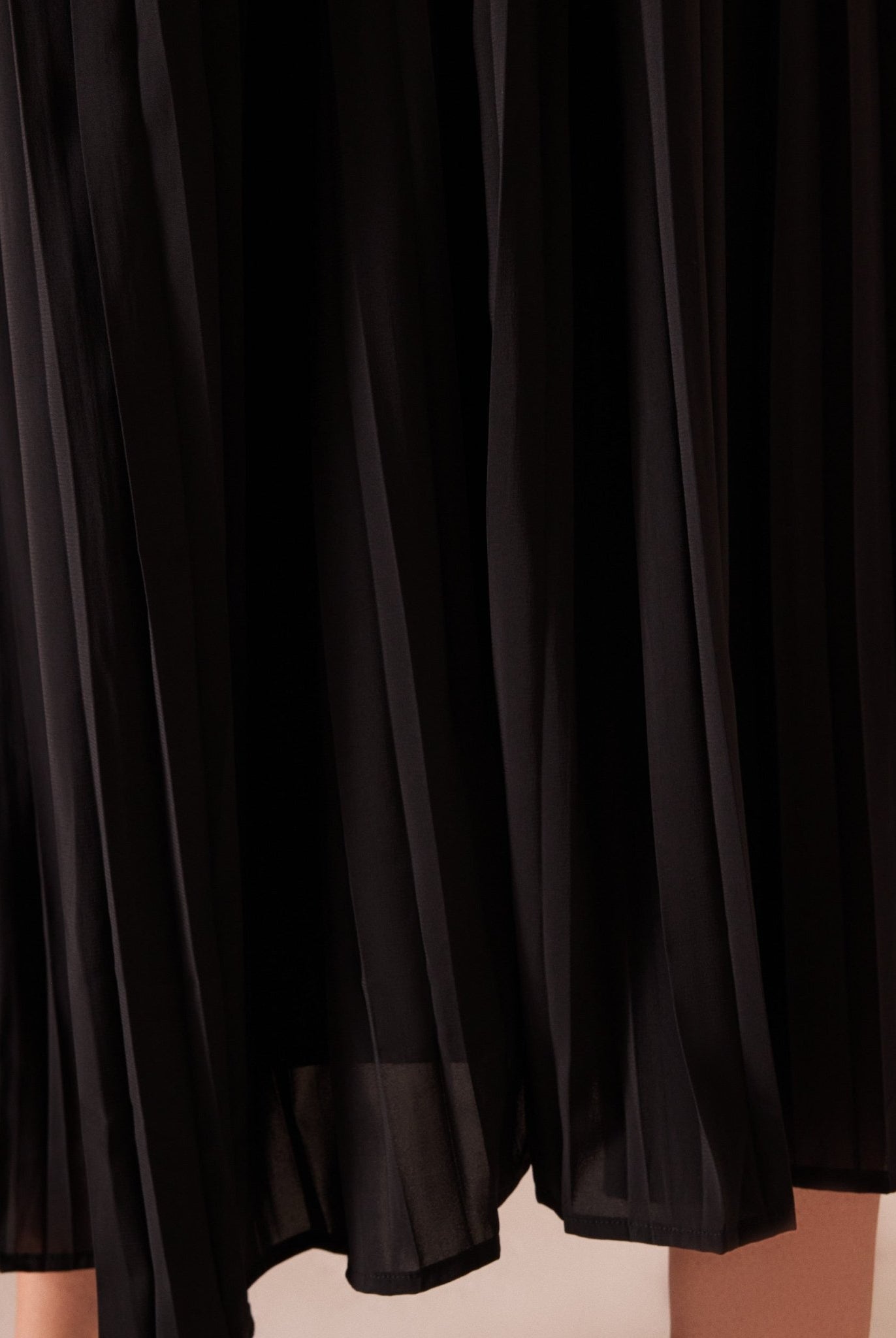 Sleeveless Crepe Pleated Dress - shopaleena