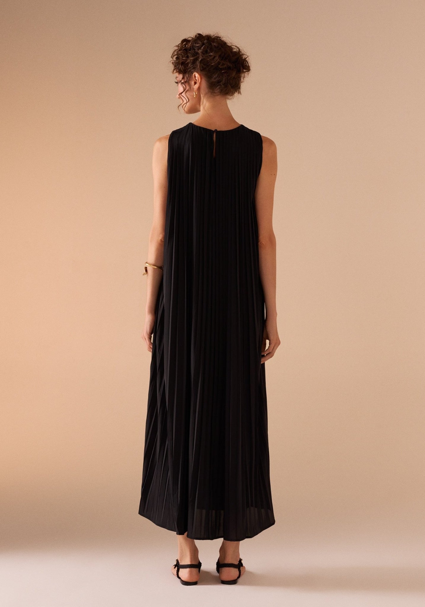 Sleeveless Crepe Pleated Dress - shopaleena
