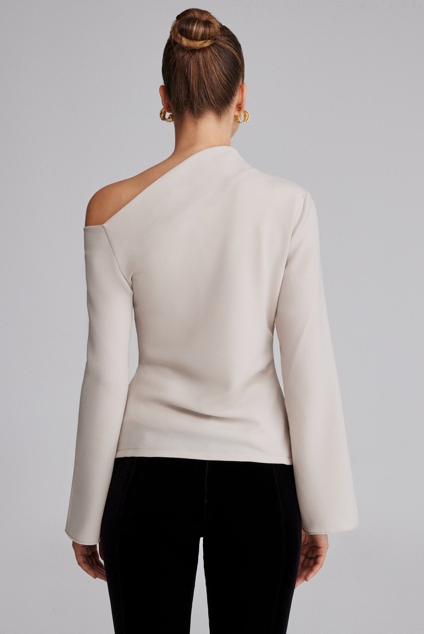 بلوزة كريب كم طويل بكتف مكشوف - shopaleena