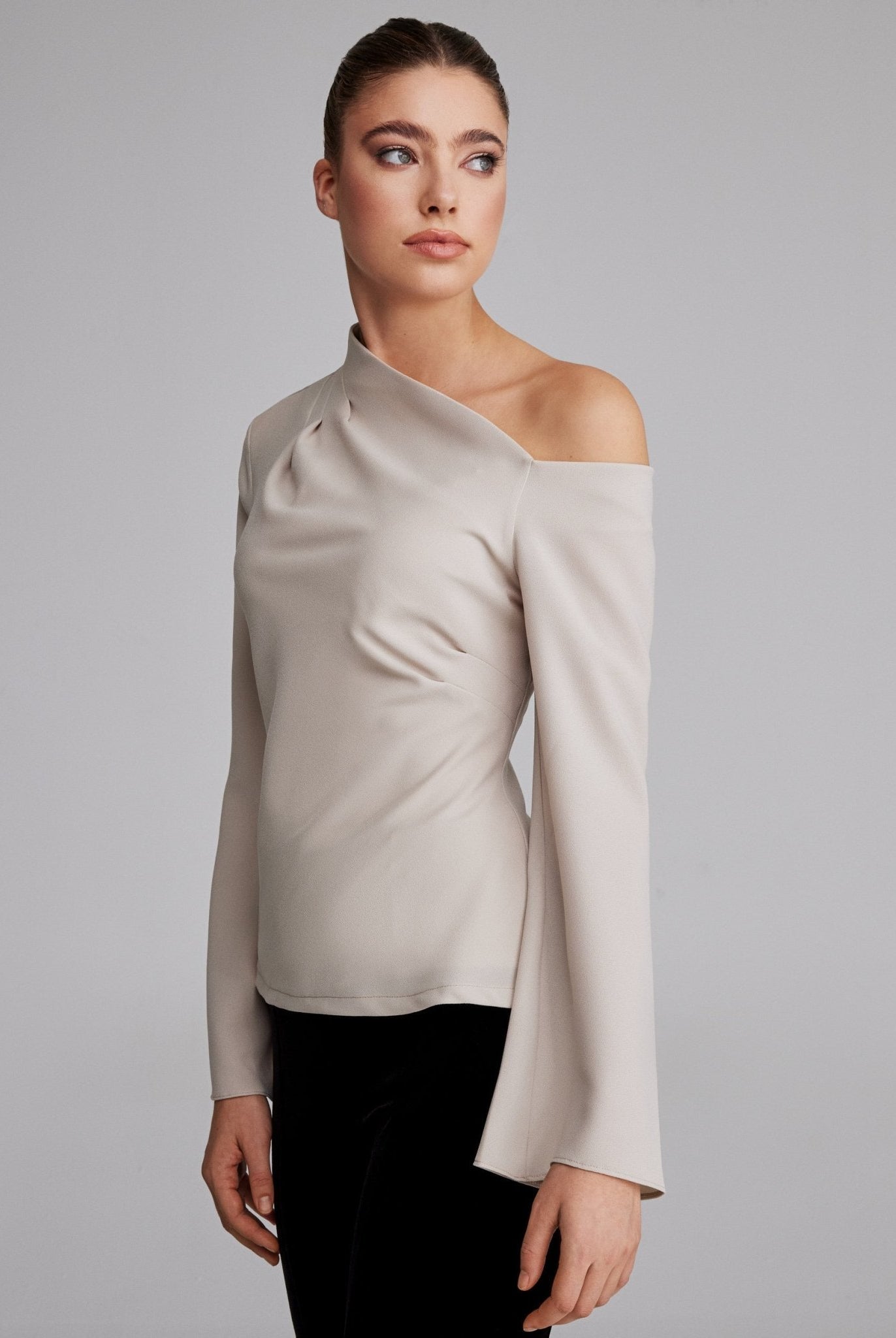 بلوزة كريب كم طويل بكتف مكشوف - shopaleena