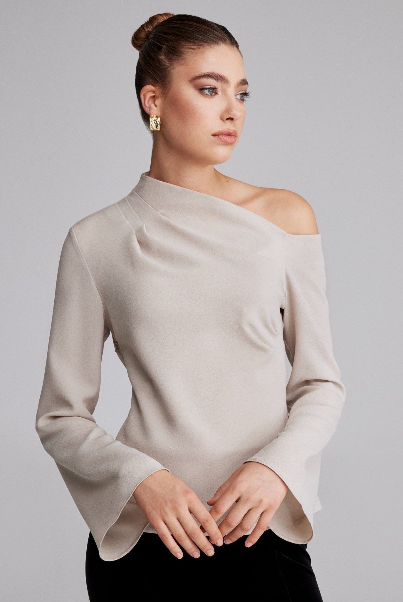 بلوزة كريب كم طويل بكتف مكشوف - shopaleena