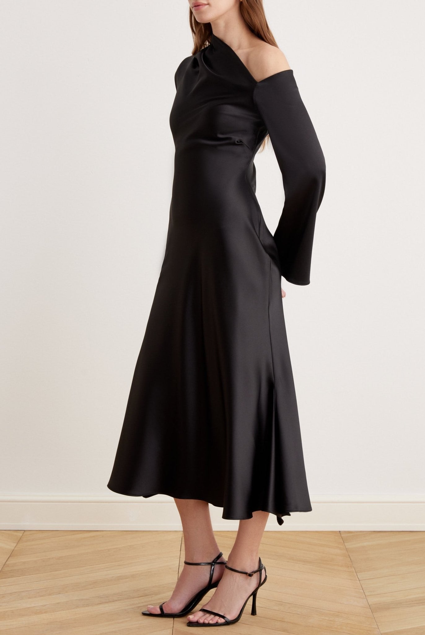 فستان ستان طويل الكم متوسط الطول مكشوف الكتف
- shopaleena