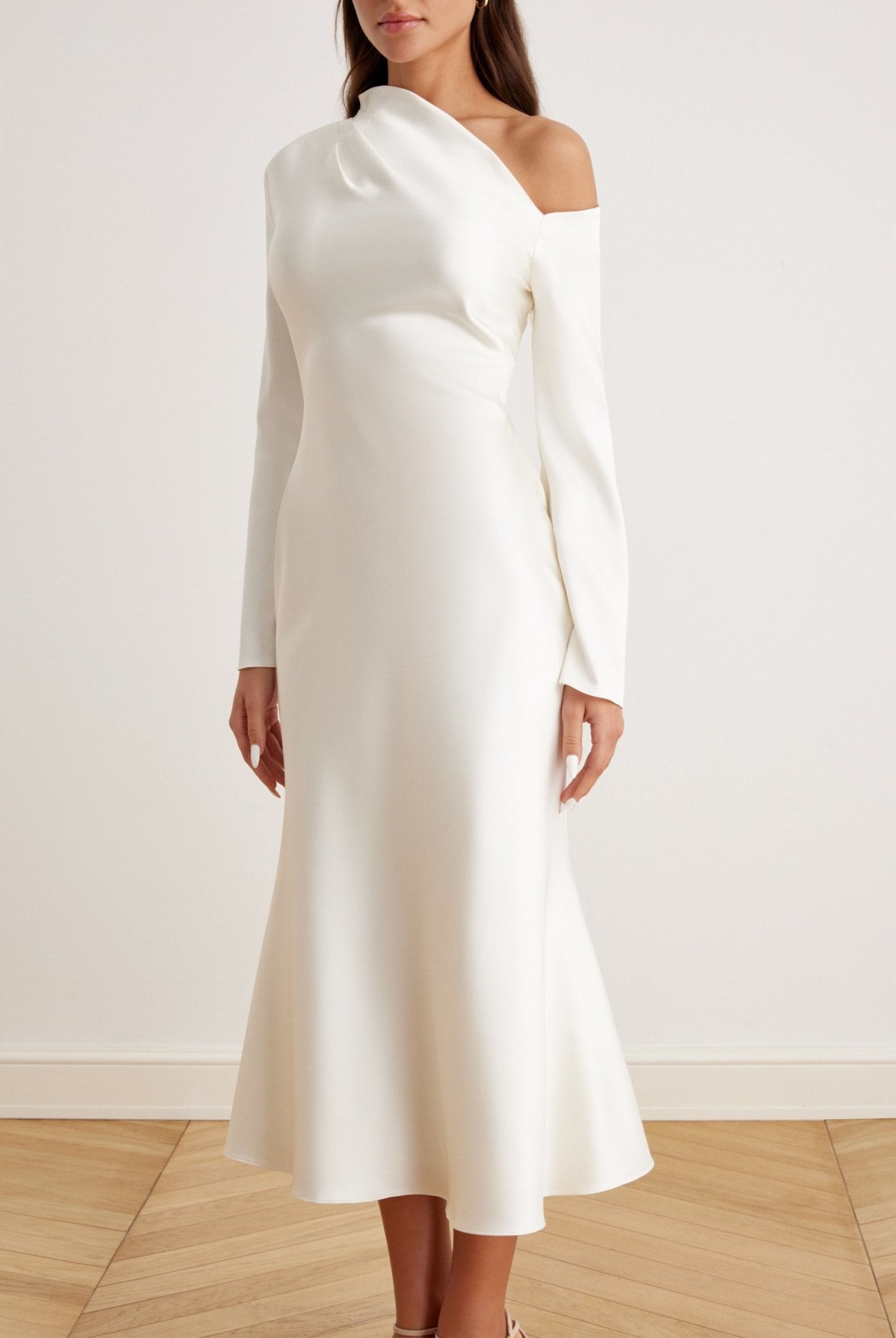 فستان ستان طويل الكم متوسط الطول مكشوف الكتف
- shopaleena