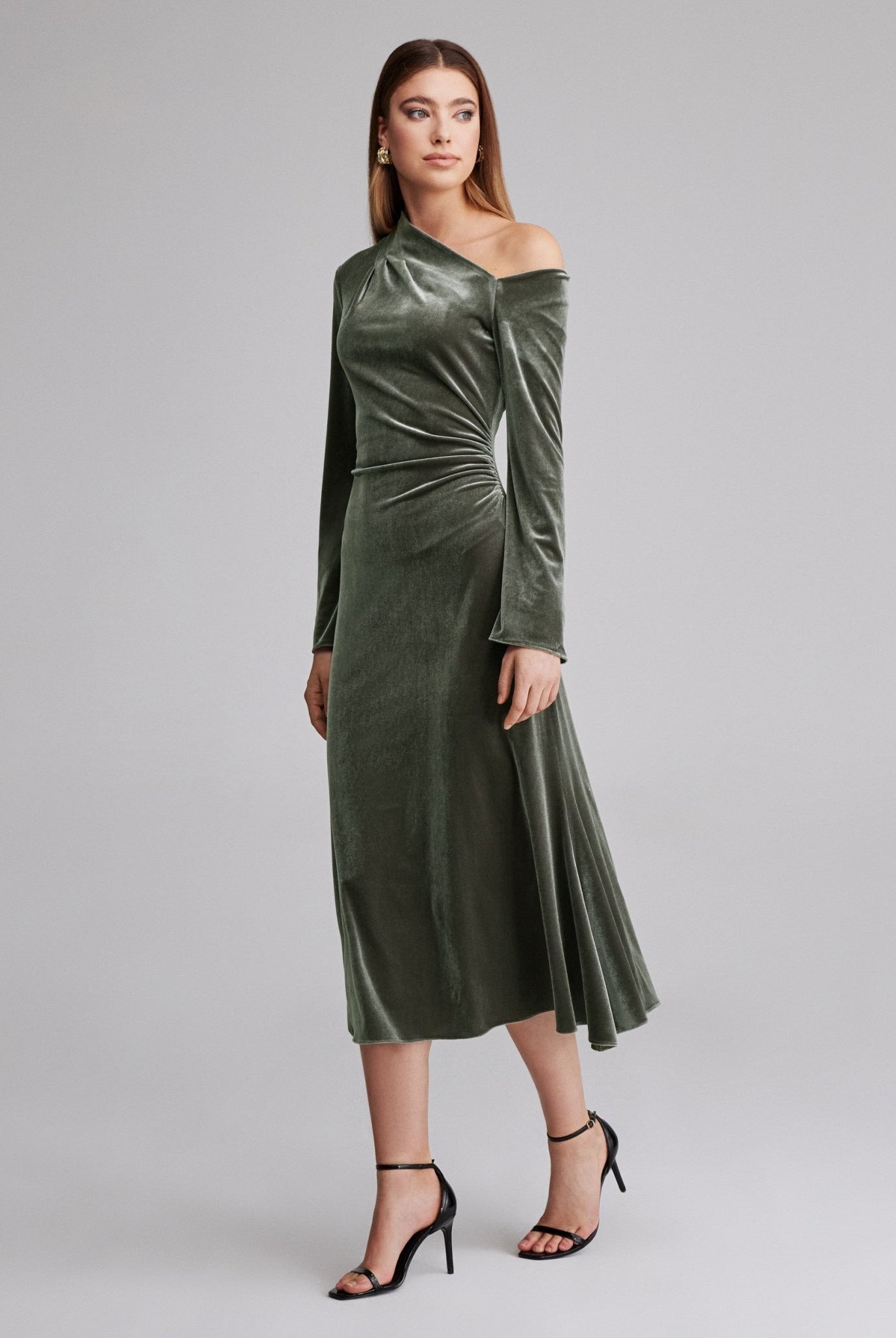 فستان ميدي مخمل طويل الكم بكتف مكشوف - shopaleena