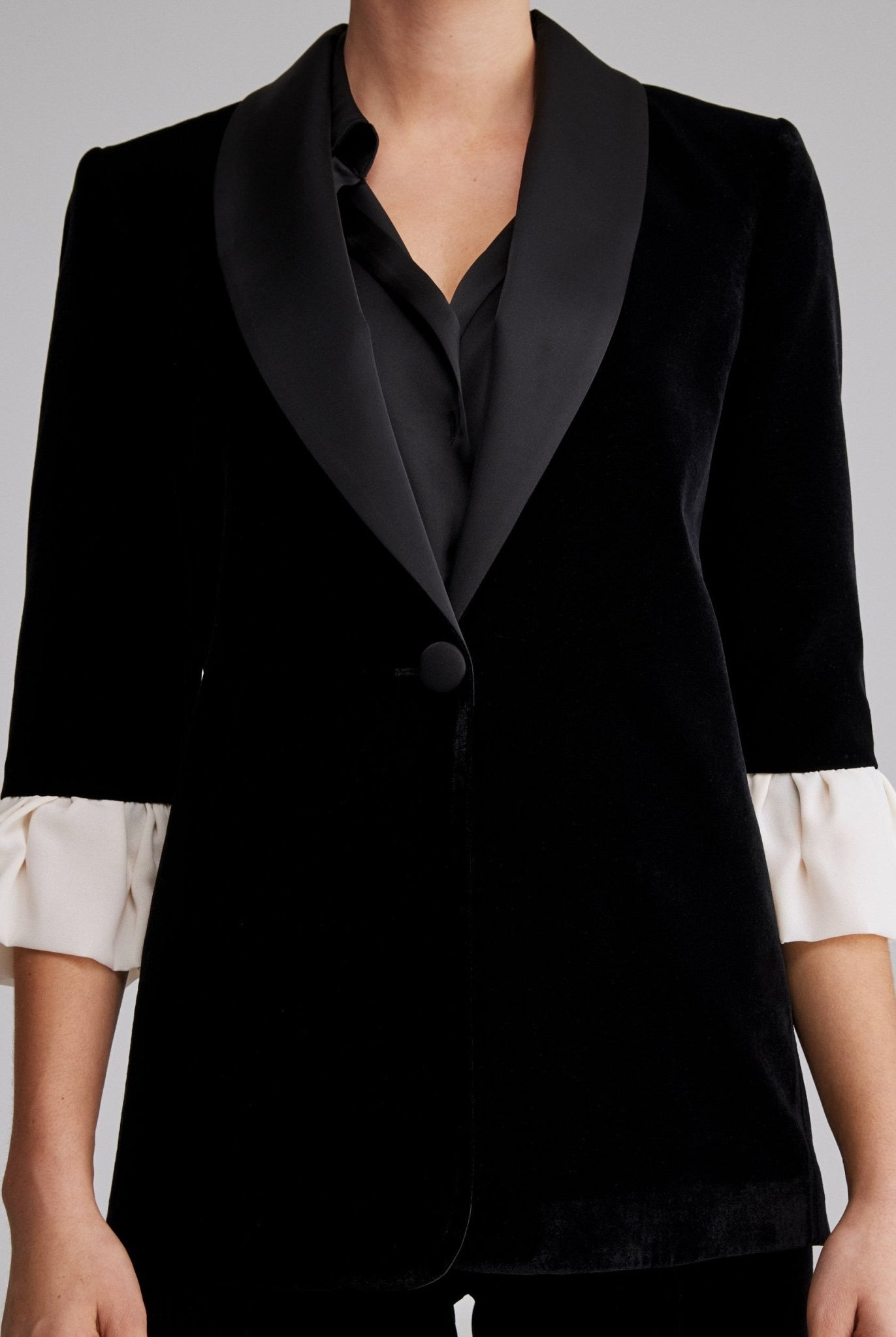 بليزر أسود مخمل بياقة ساتان - shopaleena