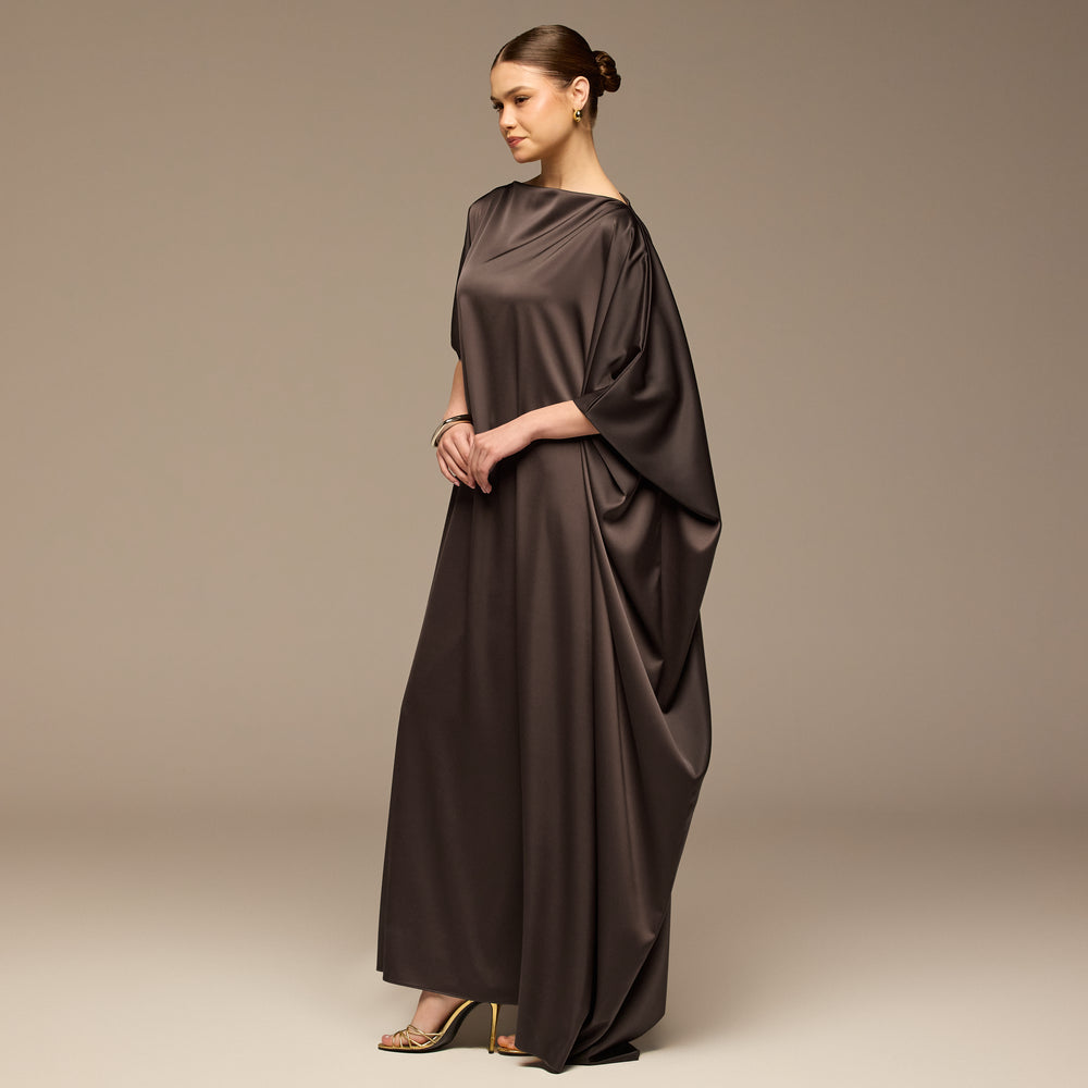 قفطان بني غامق ساتان بقصة كاب منسدلة