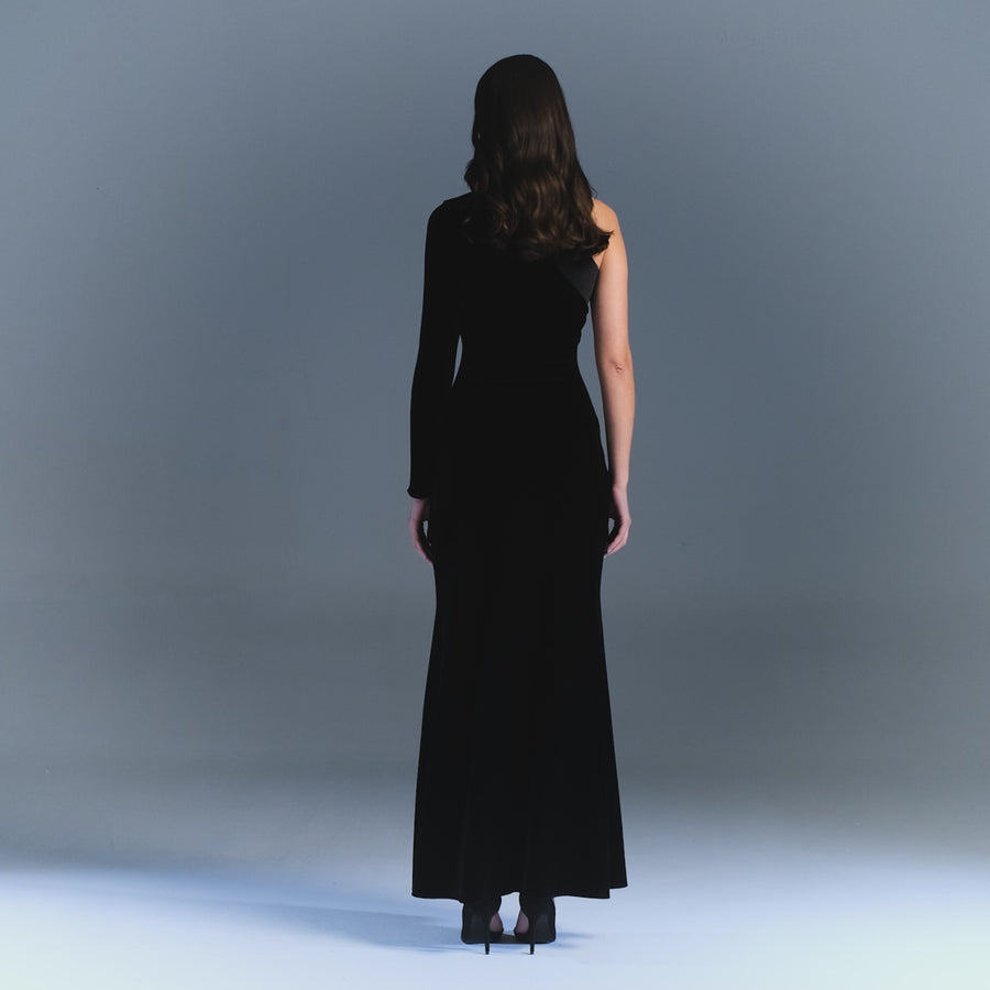 فستان طويل مخمل بكتف واحد مع ياقة من الساتان - اصدار محدود