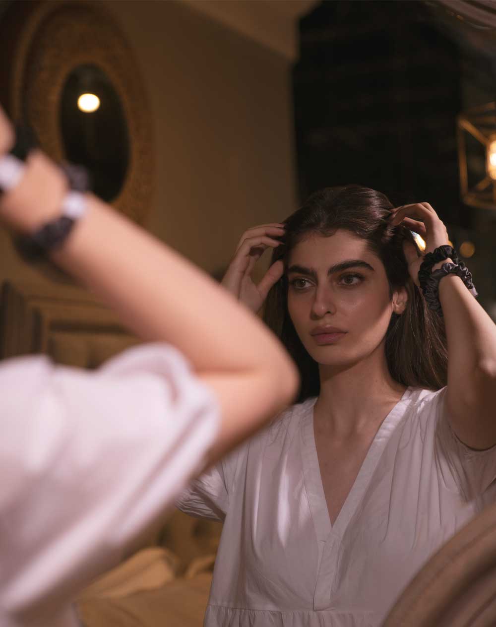 فتاة ترتدي ربطات شعر سكرانشي حرير متوسطة من الينا حرير Aleena وعد التركي