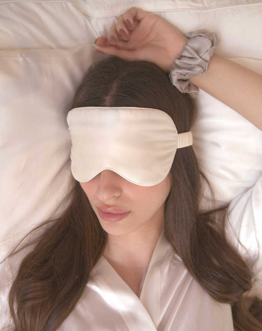 فتاة ترتدي غطاء عين للنوم حرير من الينا حرير Aleena وعد التركي